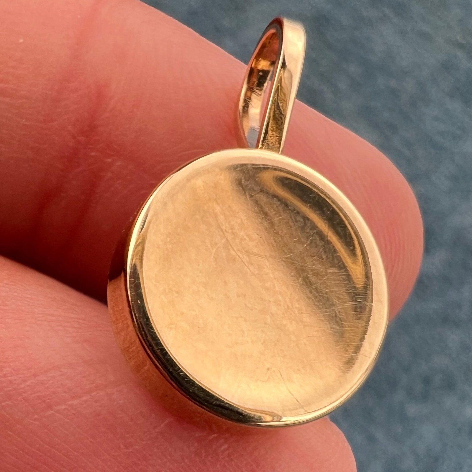 14k Yellow Gold Concave Disk Circle Pendant. Lozenge