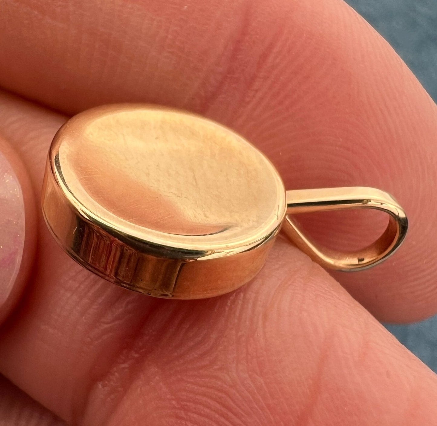 14k Yellow Gold Concave Disk Circle Pendant. Lozenge