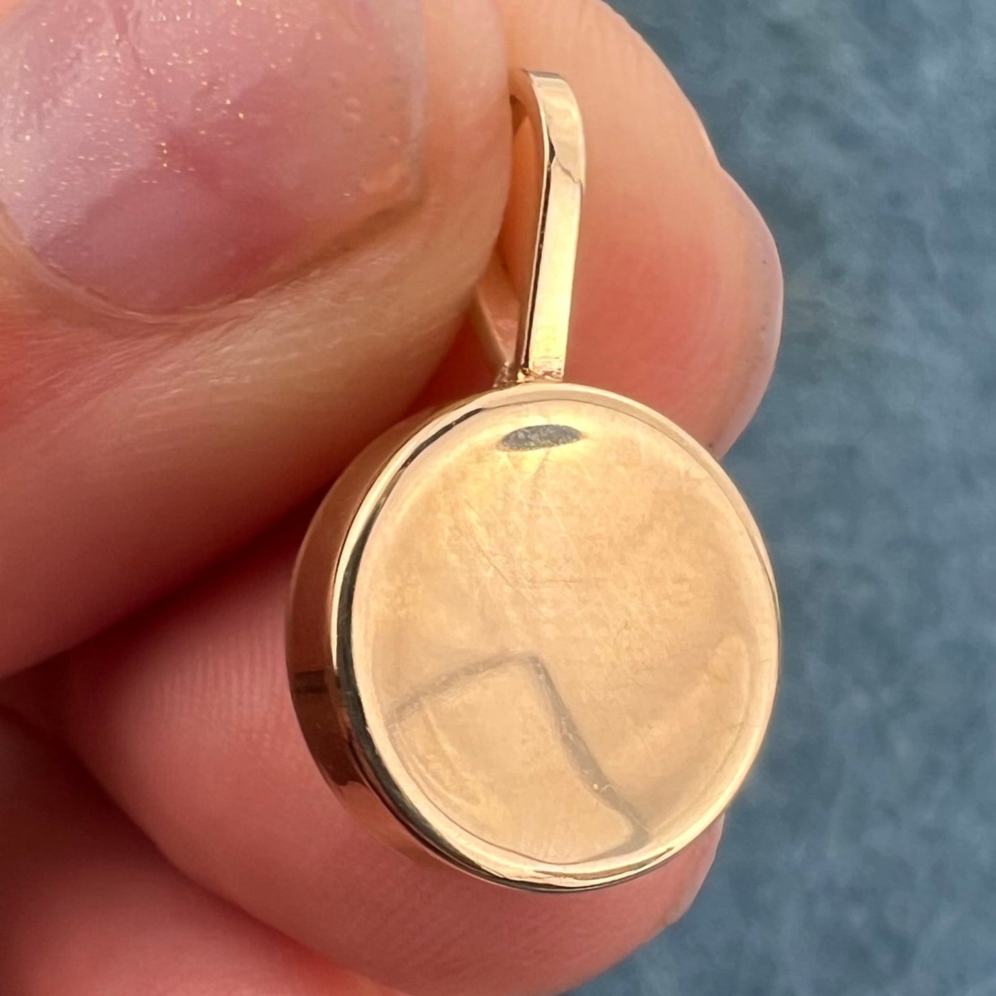 14k Yellow Gold Concave Disk Circle Pendant. Lozenge