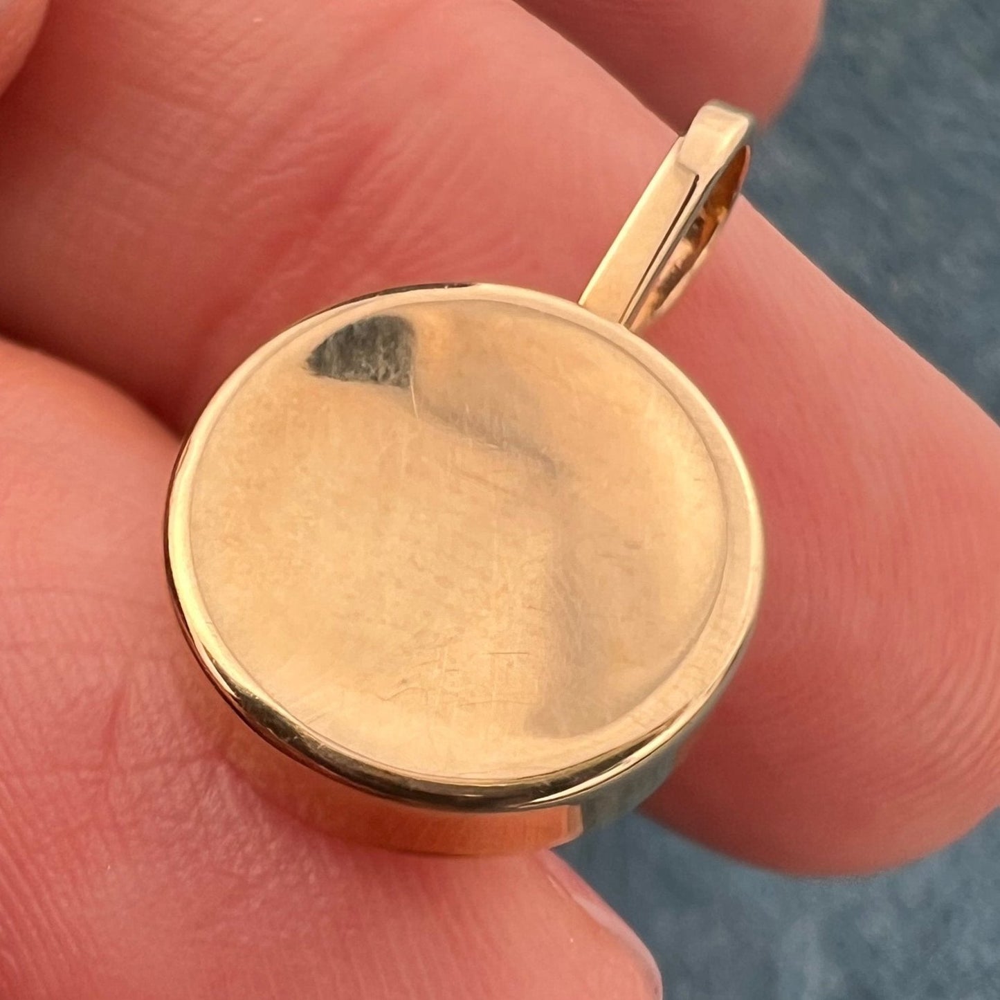 14k Yellow Gold Concave Disk Circle Pendant. Lozenge