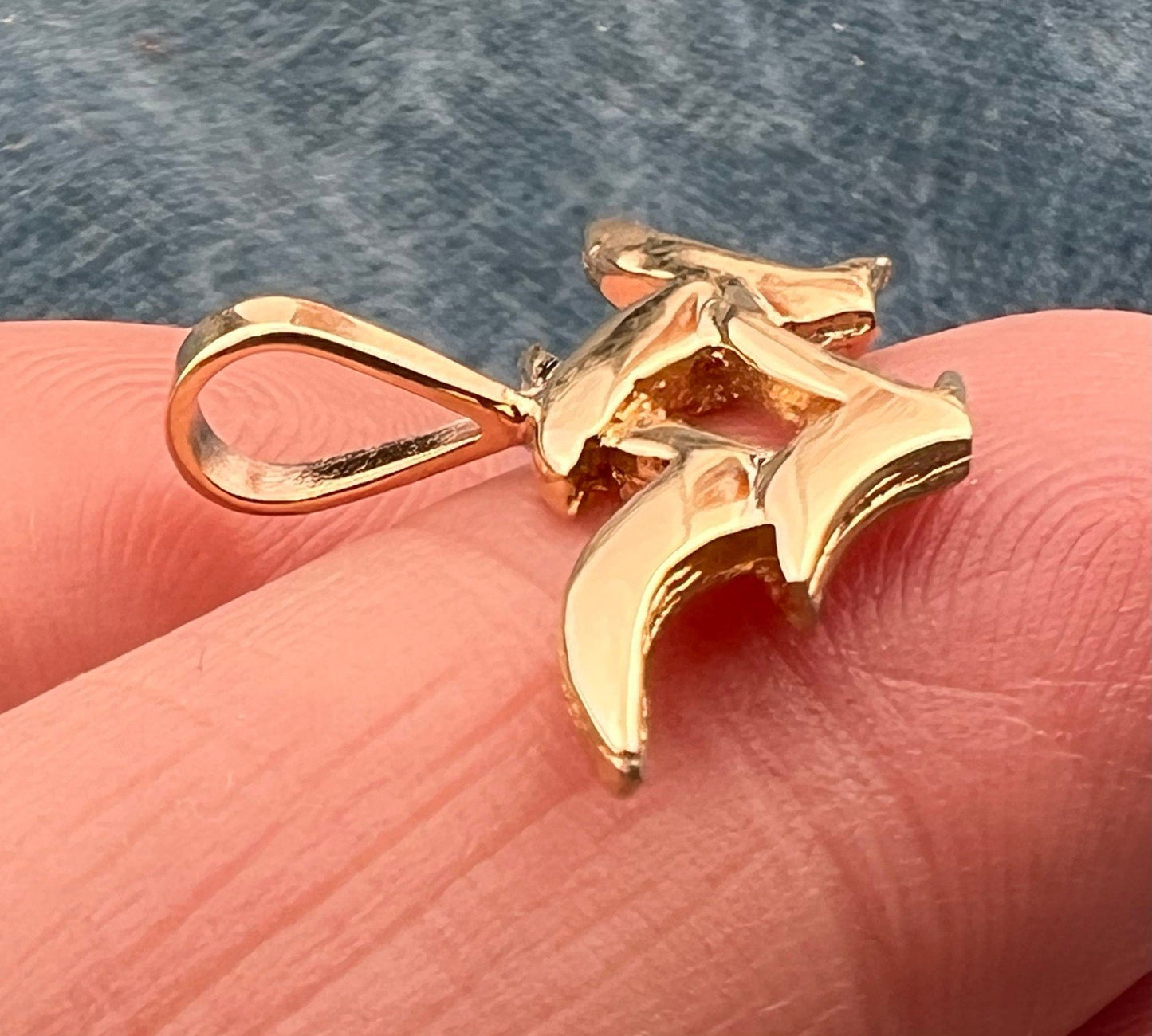 14k Yellow Gold Family of 3 Seagulls Pendant. Family