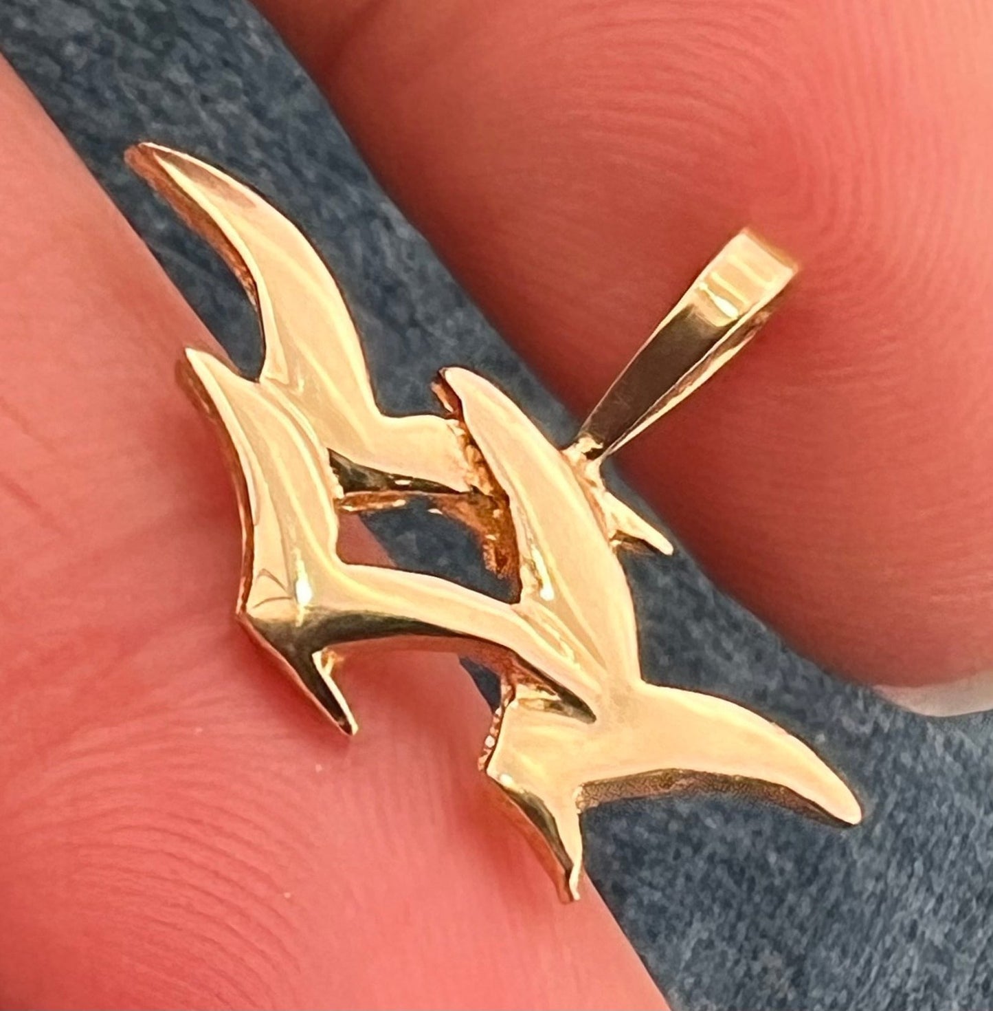 14k Yellow Gold Family of 3 Seagulls Pendant. Family