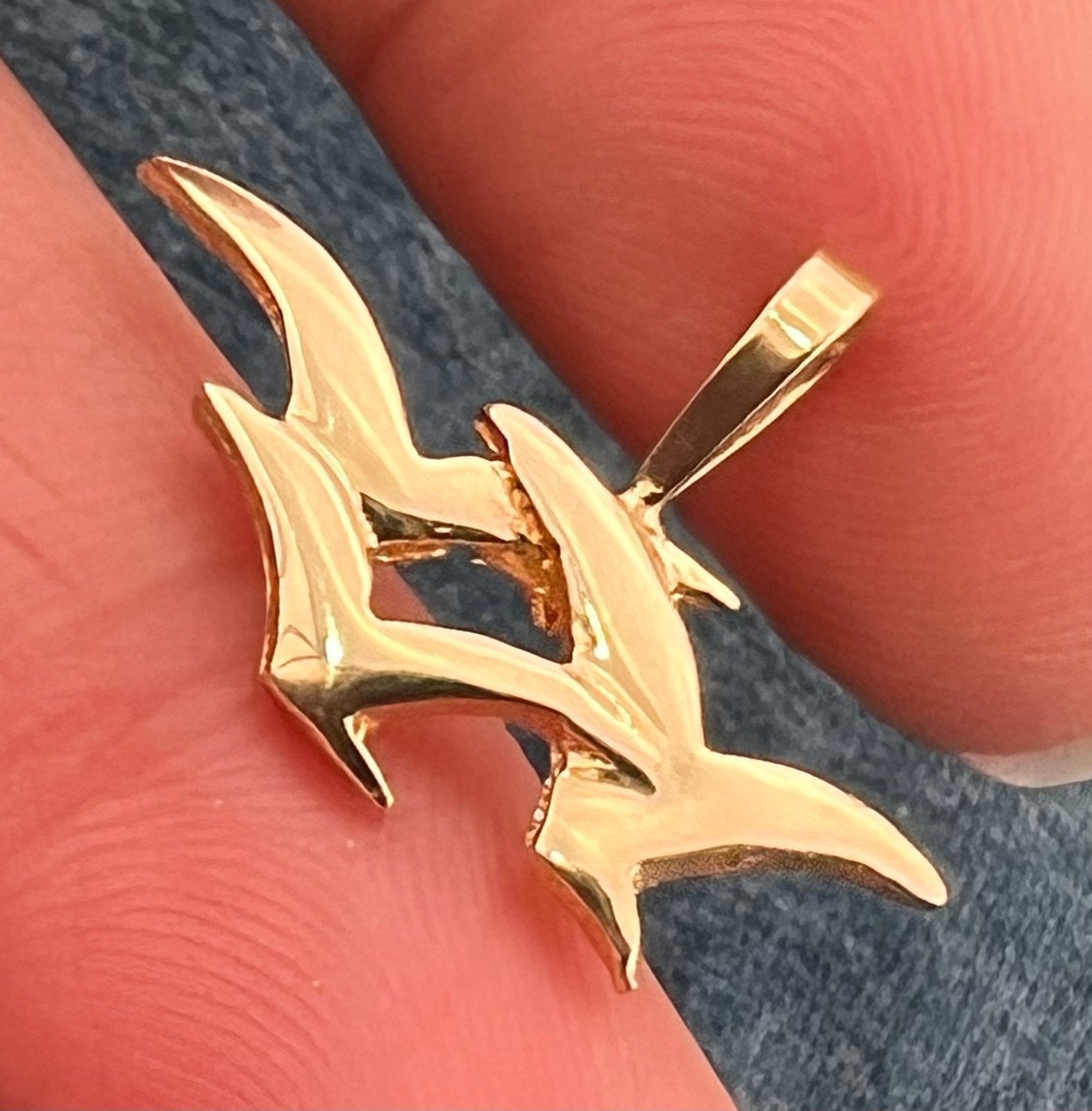 14k Yellow Gold Family of 3 Seagulls Pendant. Family