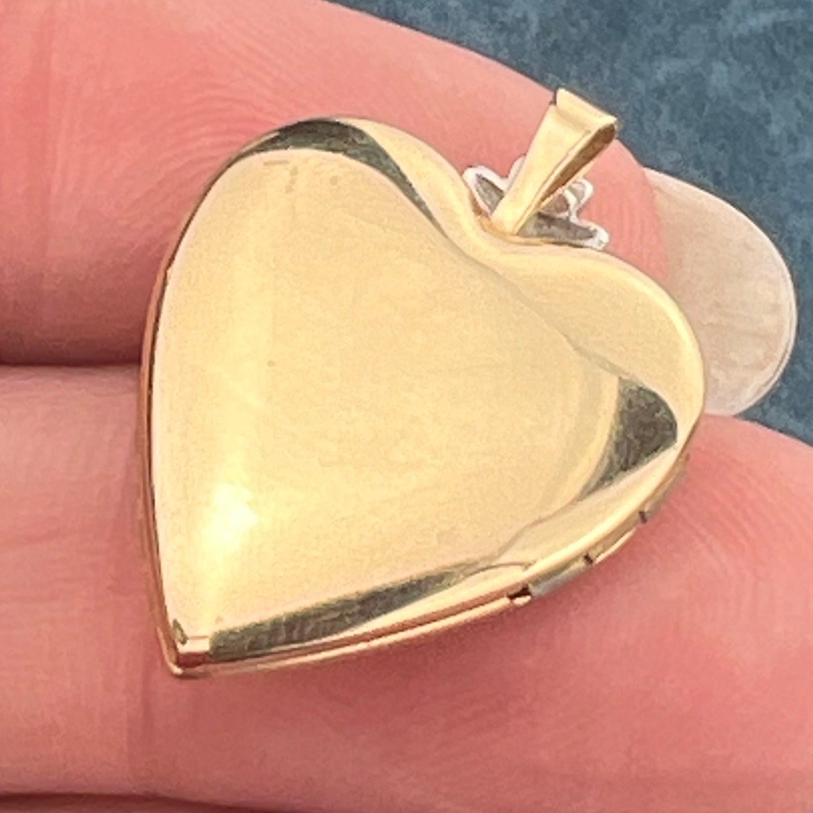 14k Yellow Gold Heart Pendant Locket w White Gold Daisies. 1"