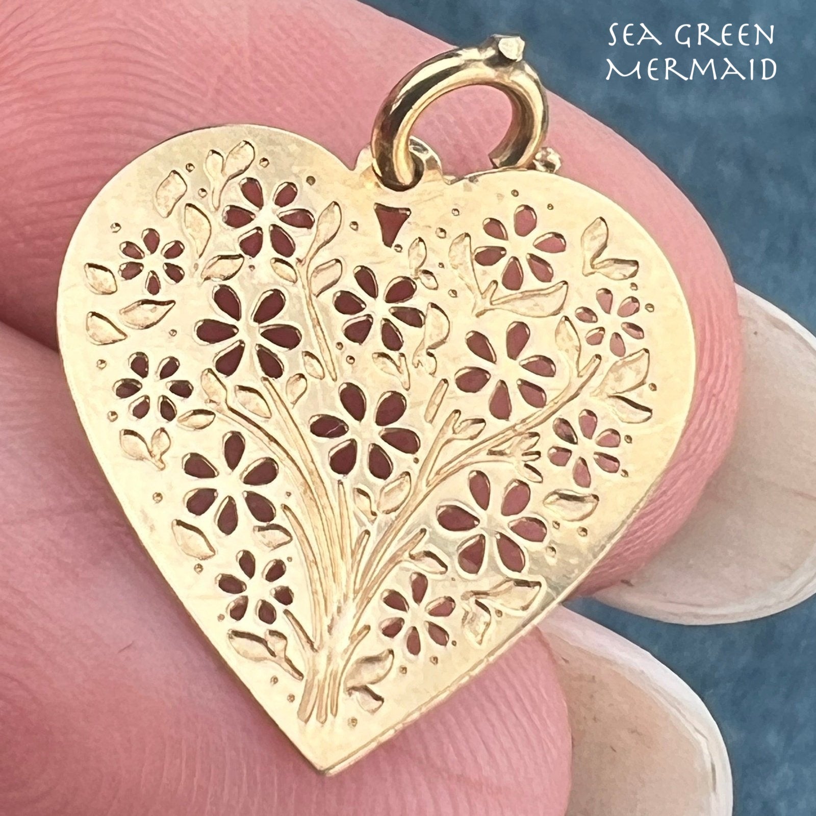 14k Yellow Gold Heart Pendant w Cut-Out Daisy Bouquet