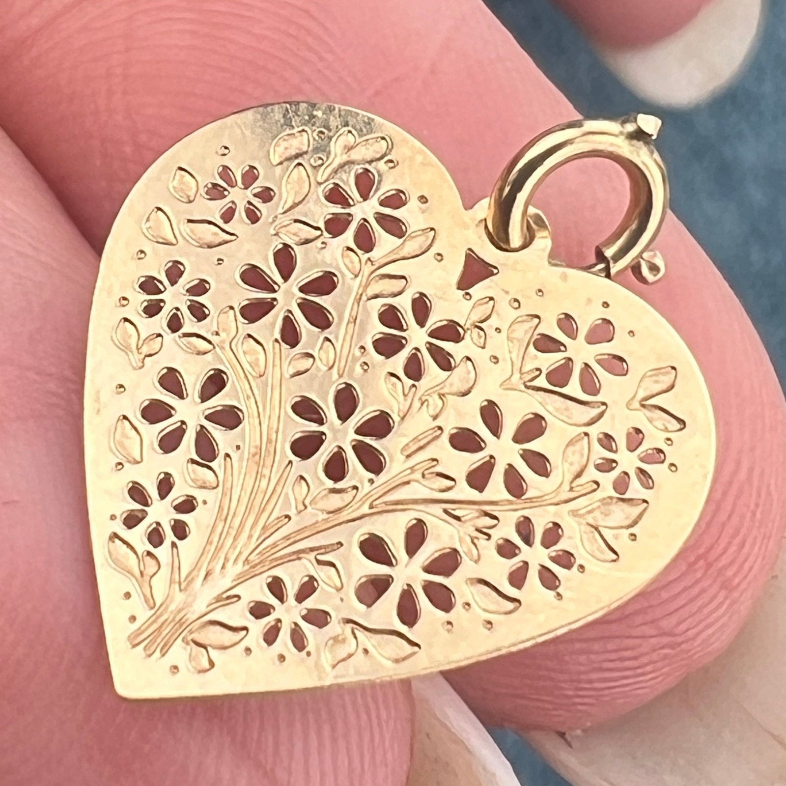 14k Yellow Gold Heart Pendant w Cut-Out Daisy Bouquet