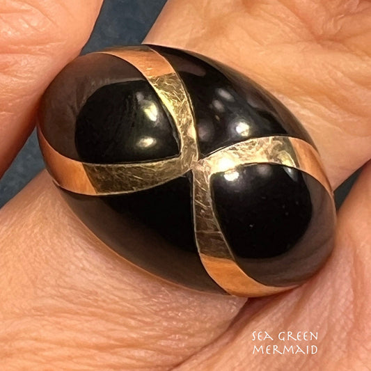 14k Yellow Gold Inlaid Black Onyx Ring. Domed. 6.3g