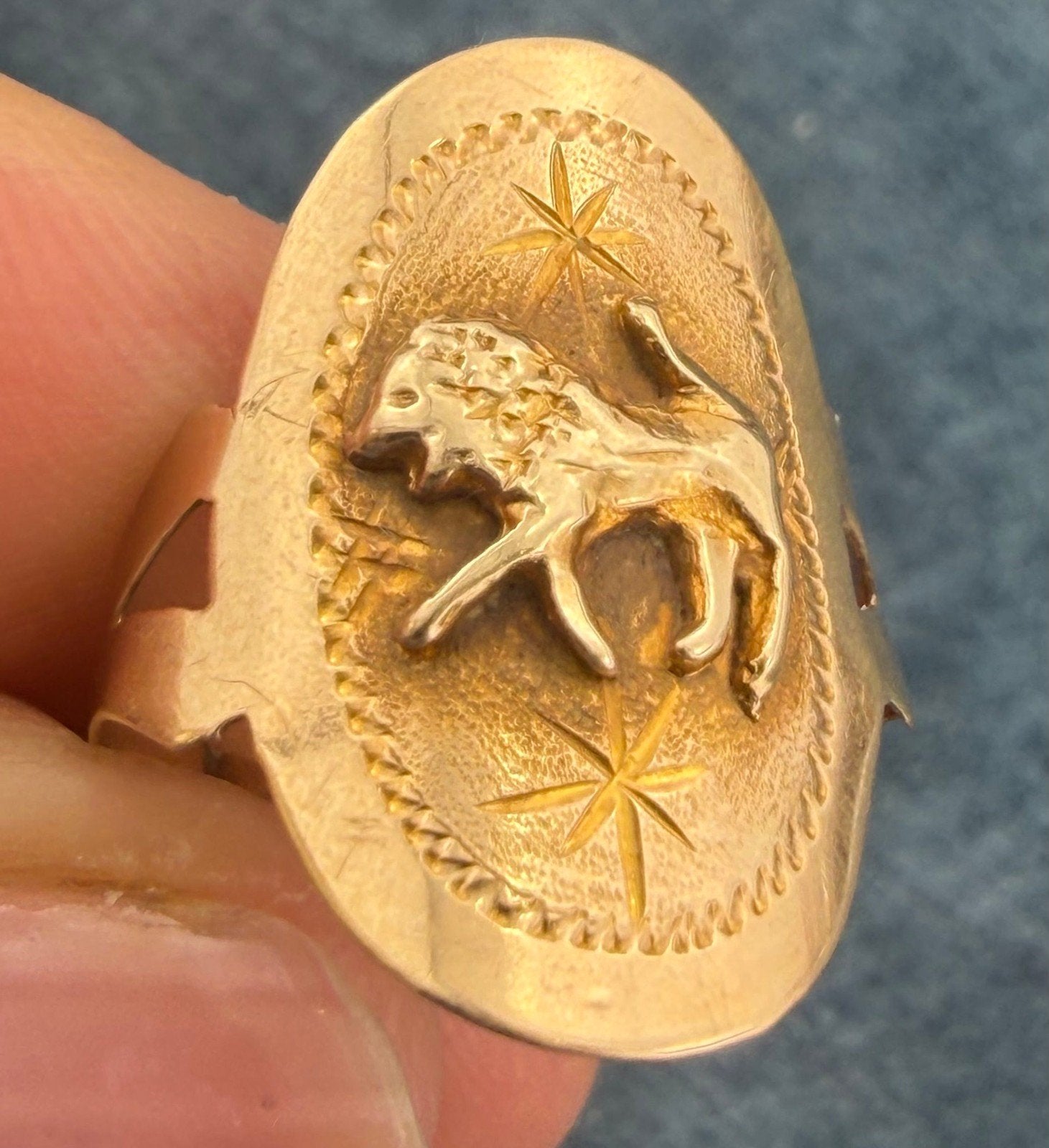 14k Yellow Gold Leo Lion Wide Cigar Band Ring. Astrology 0.9"