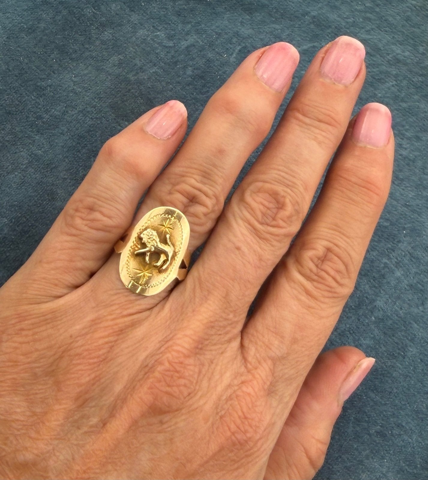14k Yellow Gold Leo Lion Wide Cigar Band Ring. Astrology 0.9"