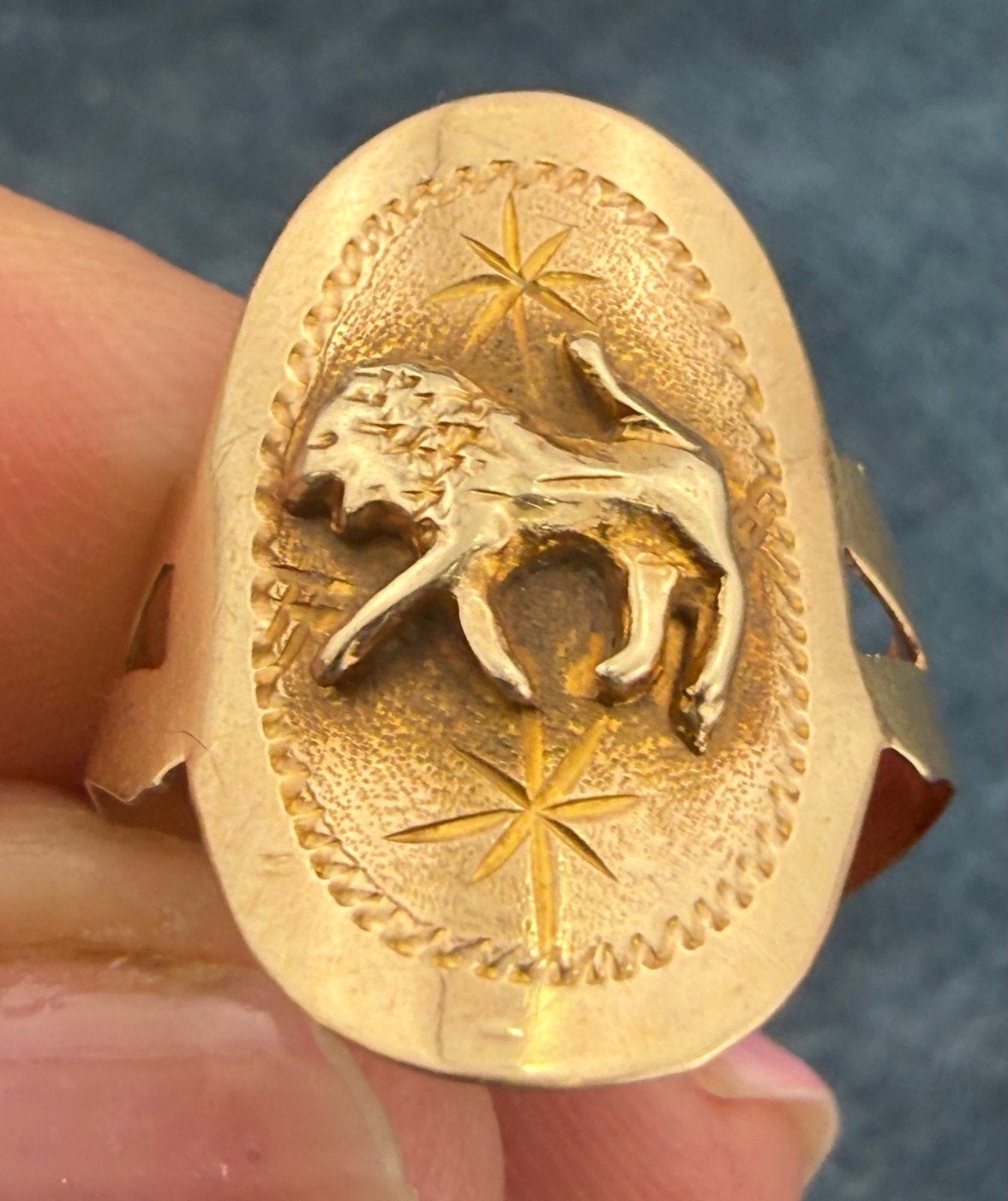 14k Yellow Gold Leo Lion Wide Cigar Band Ring. Astrology 0.9"