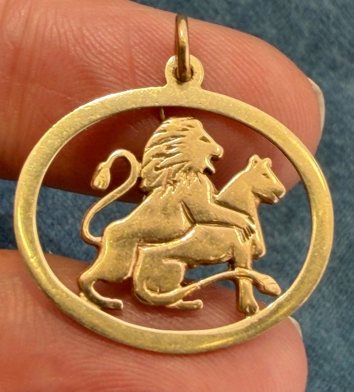 14k Yellow Gold Lion + Lioness Cut-Out Oval Pendant. 1"