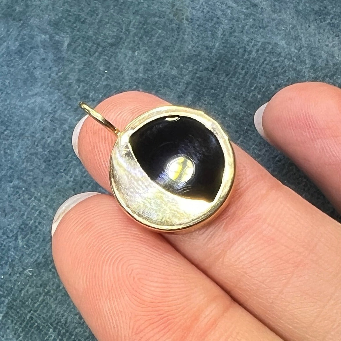 14k Yellow Gold Onyx Lunar Crescent Moon Circle Pendant. 3/4"