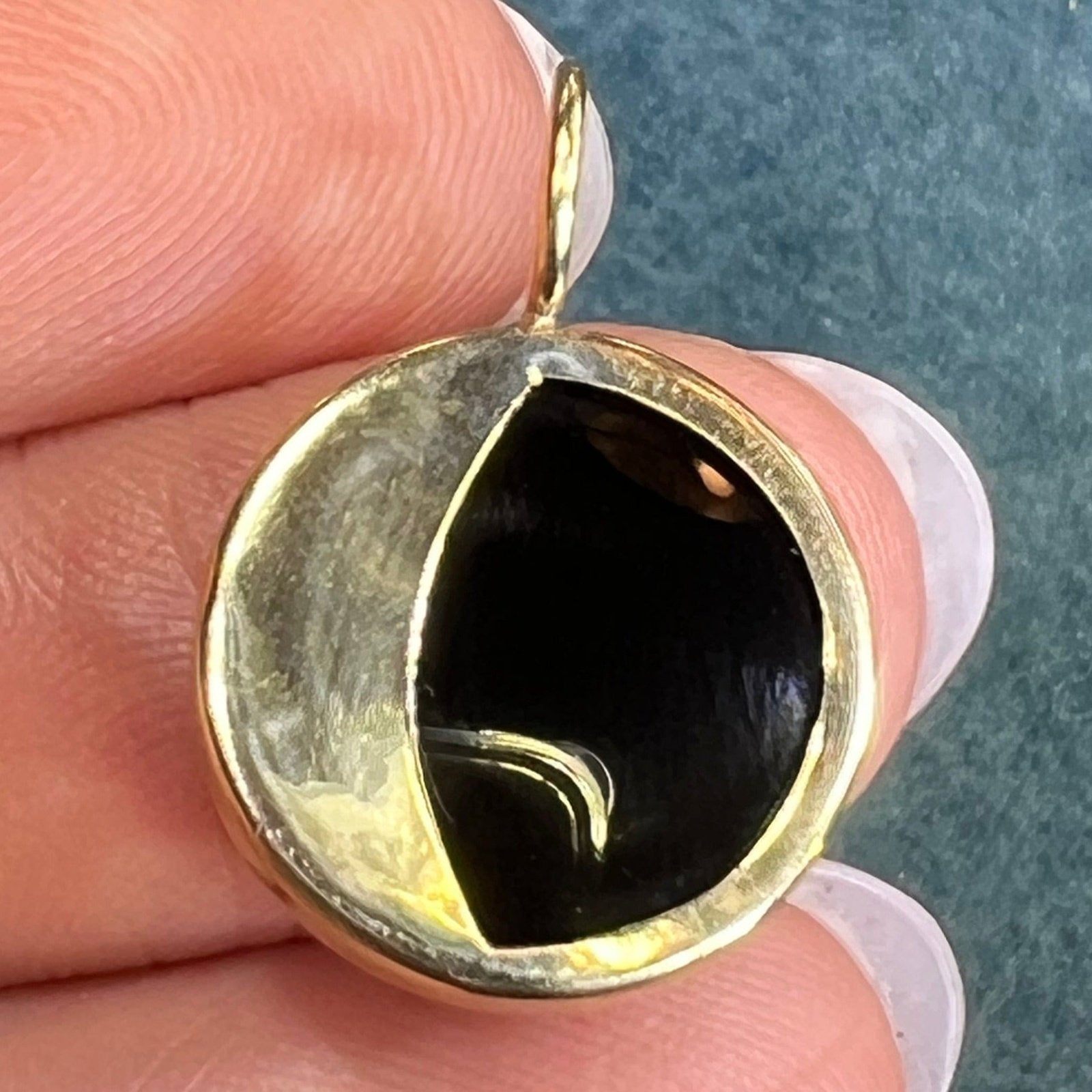 14k Yellow Gold Onyx Lunar Crescent Moon Circle Pendant. 3/4"