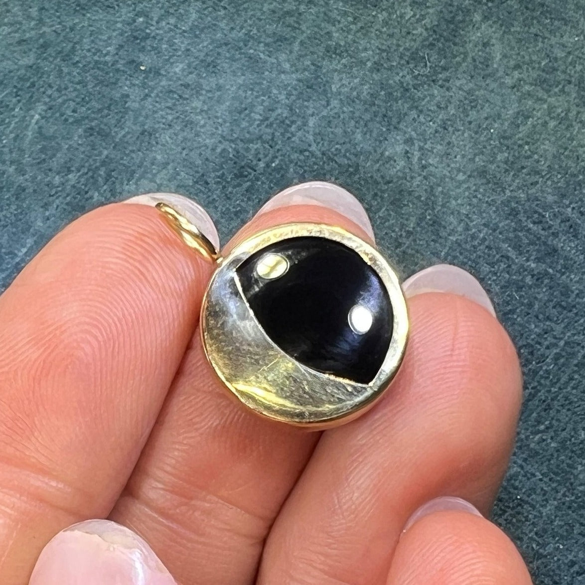 14k Yellow Gold Onyx Lunar Crescent Moon Circle Pendant. 3/4"