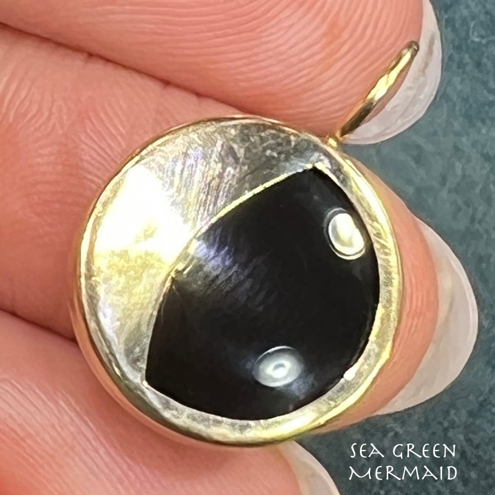 14k Yellow Gold Onyx Lunar Crescent Moon Circle Pendant. 3/4"