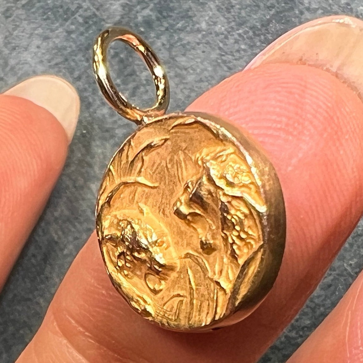 14k Yellow Gold Repousse Snarling LIONS Mates Pendant. Art Nouveau