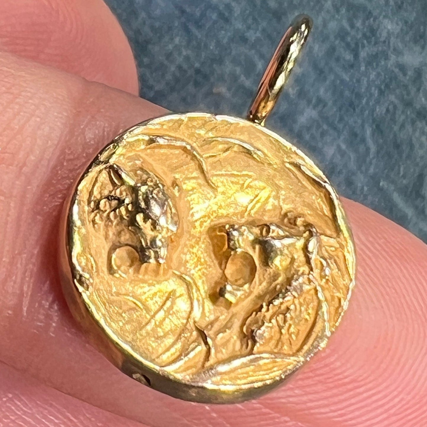 14k Yellow Gold Repousse Snarling LIONS Mates Pendant. Art Nouveau