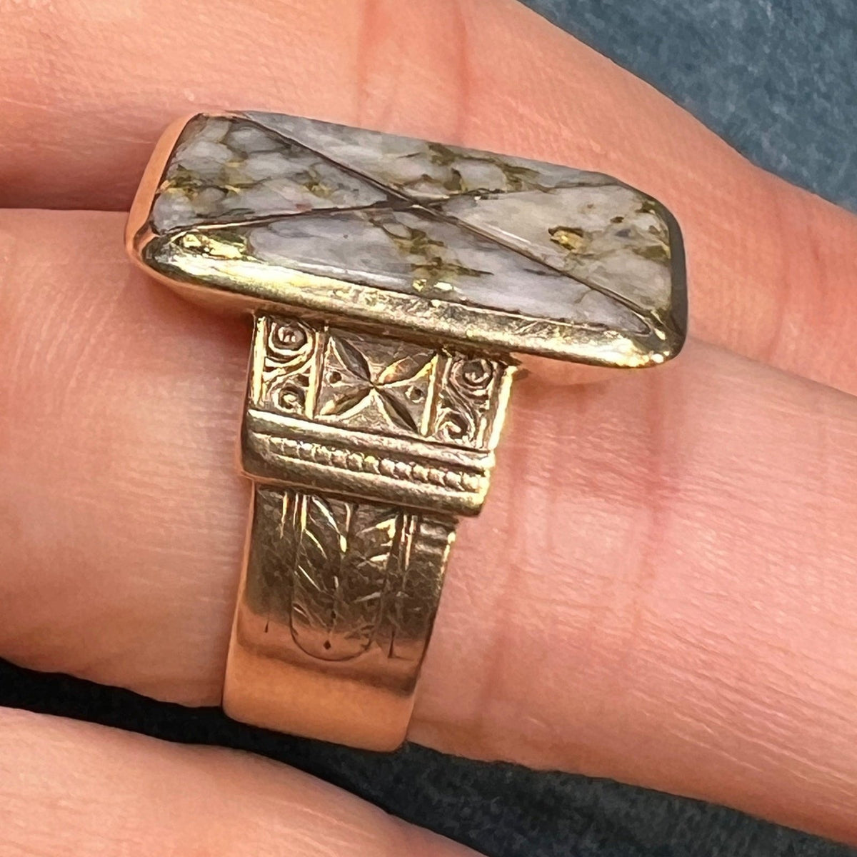 14k Yellow Gold Ring w Inlaid Alaskan Gold Quartz. 0.8" + 9g