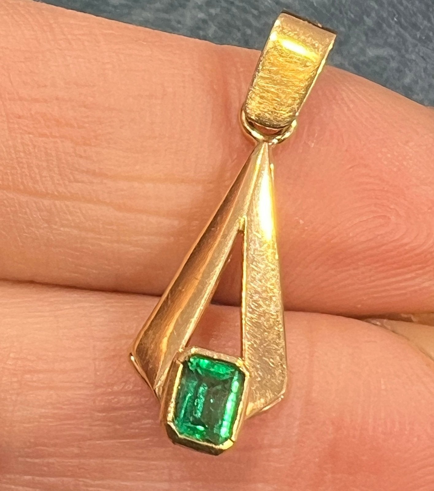 18K Yellow Gold Emerald-Cut COLUMBIAN Emerald Pendant *Video*