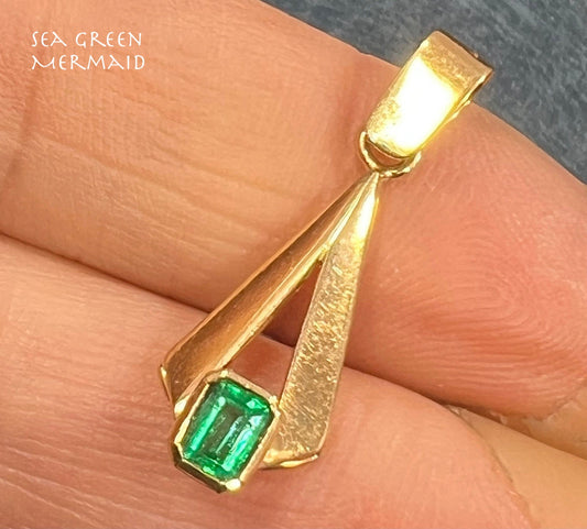 18K Yellow Gold Emerald-Cut COLUMBIAN Emerald Pendant *Video*