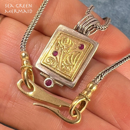 18k Gold & Silver Garnet Pendant w Chain Necklace w 18k Clasp. 13g