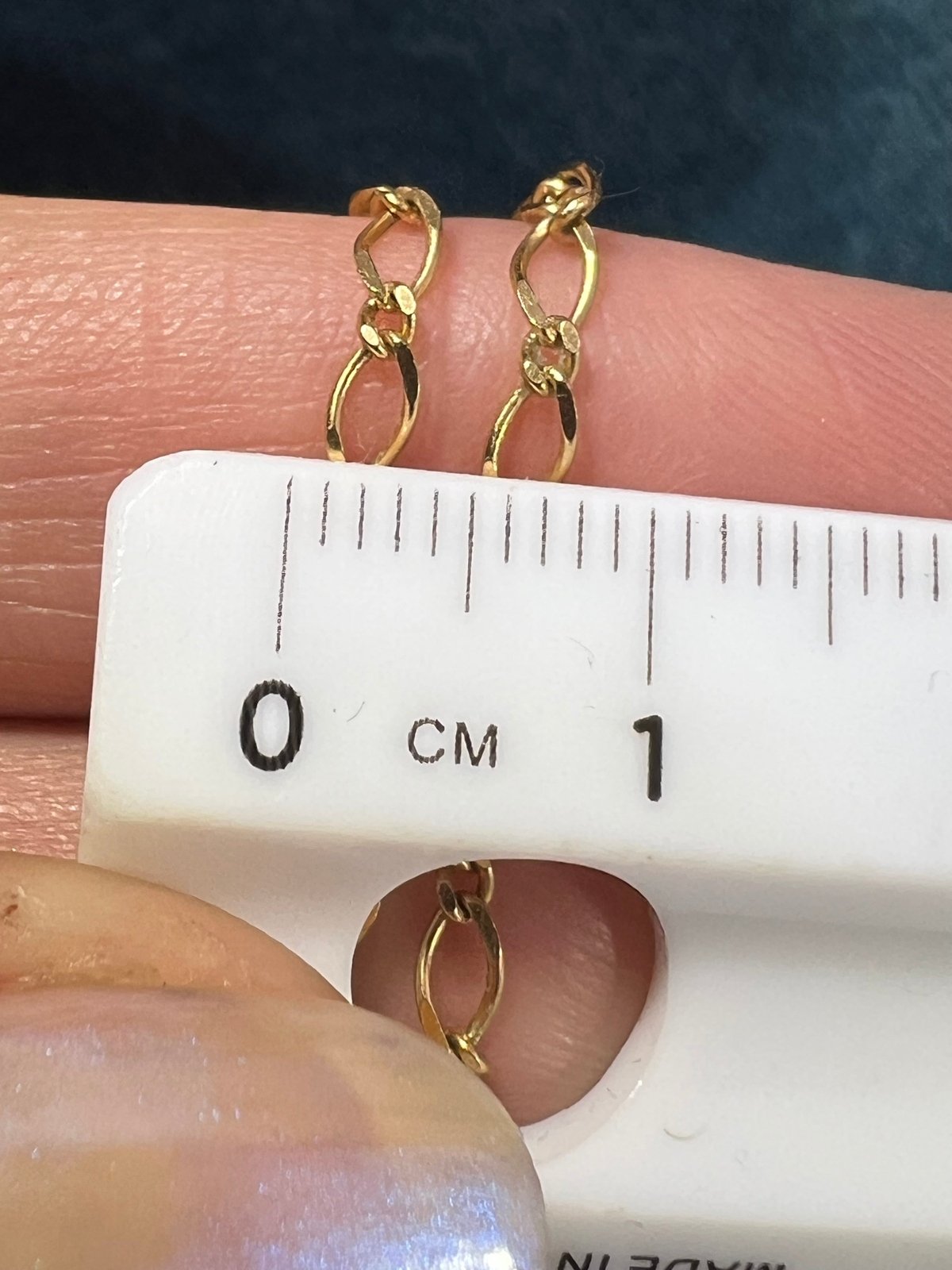 9 - 10k Yellow Gold Figaro Chain. 2.5mm + 2.7g + 17" - C