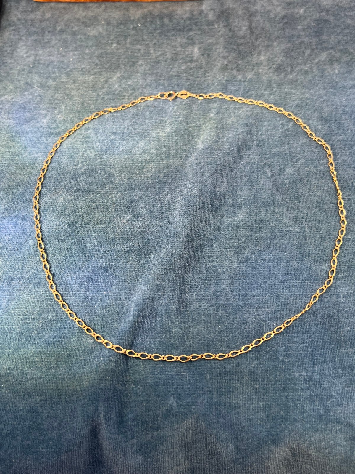 9 - 10k Yellow Gold Figaro Chain. 2.5mm + 2.7g + 17" - C
