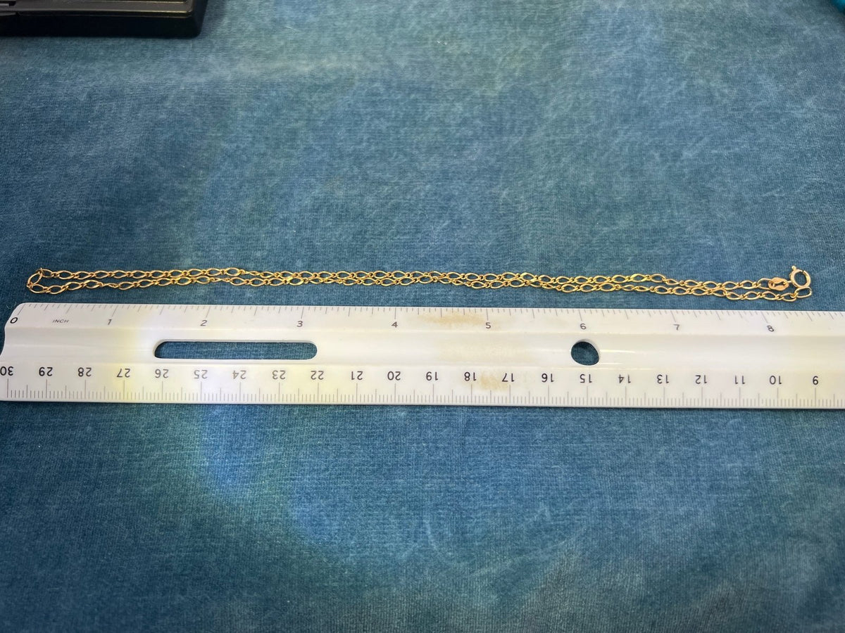 9 - 10k Yellow Gold Figaro Chain. 2.5mm + 2.7g + 17" - C