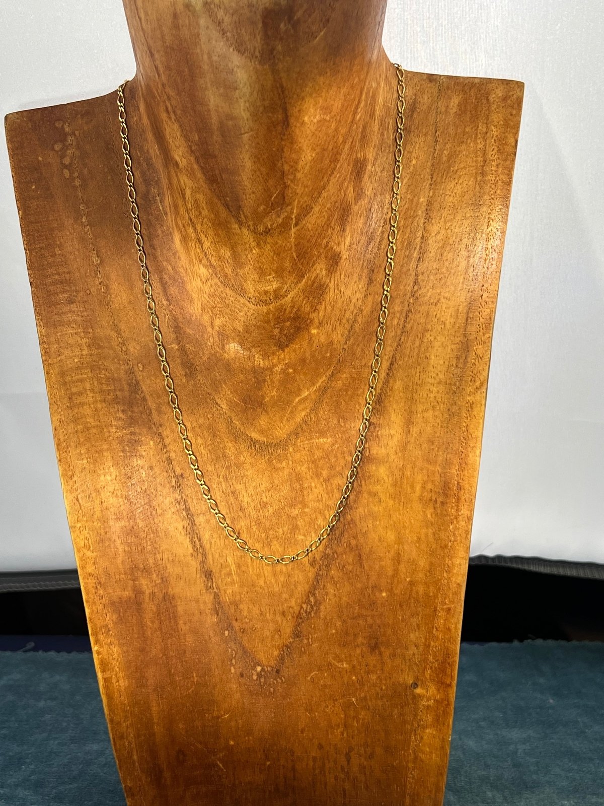 9 - 10k Yellow Gold Figaro Chain. 2.5mm + 2.7g + 17" - C