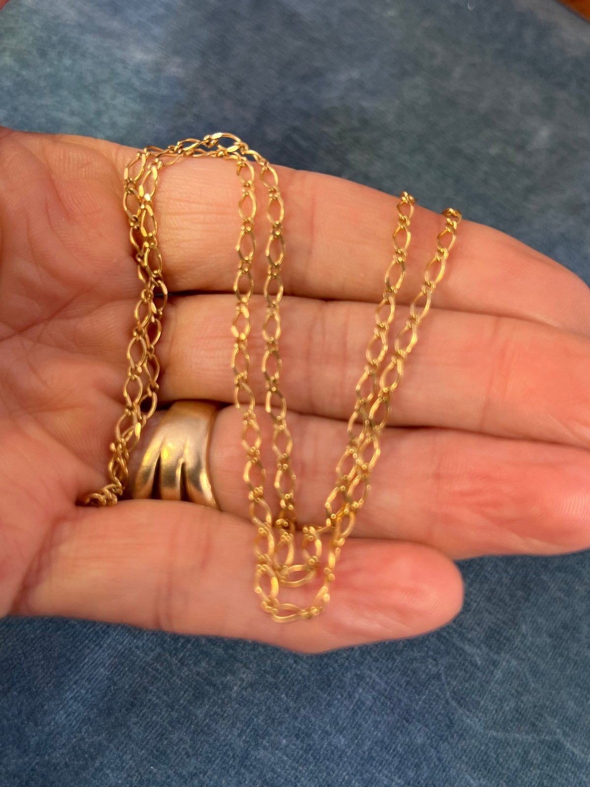 9 - 10k Yellow Gold Figaro Chain. 2.5mm + 2.7g + 17" - C