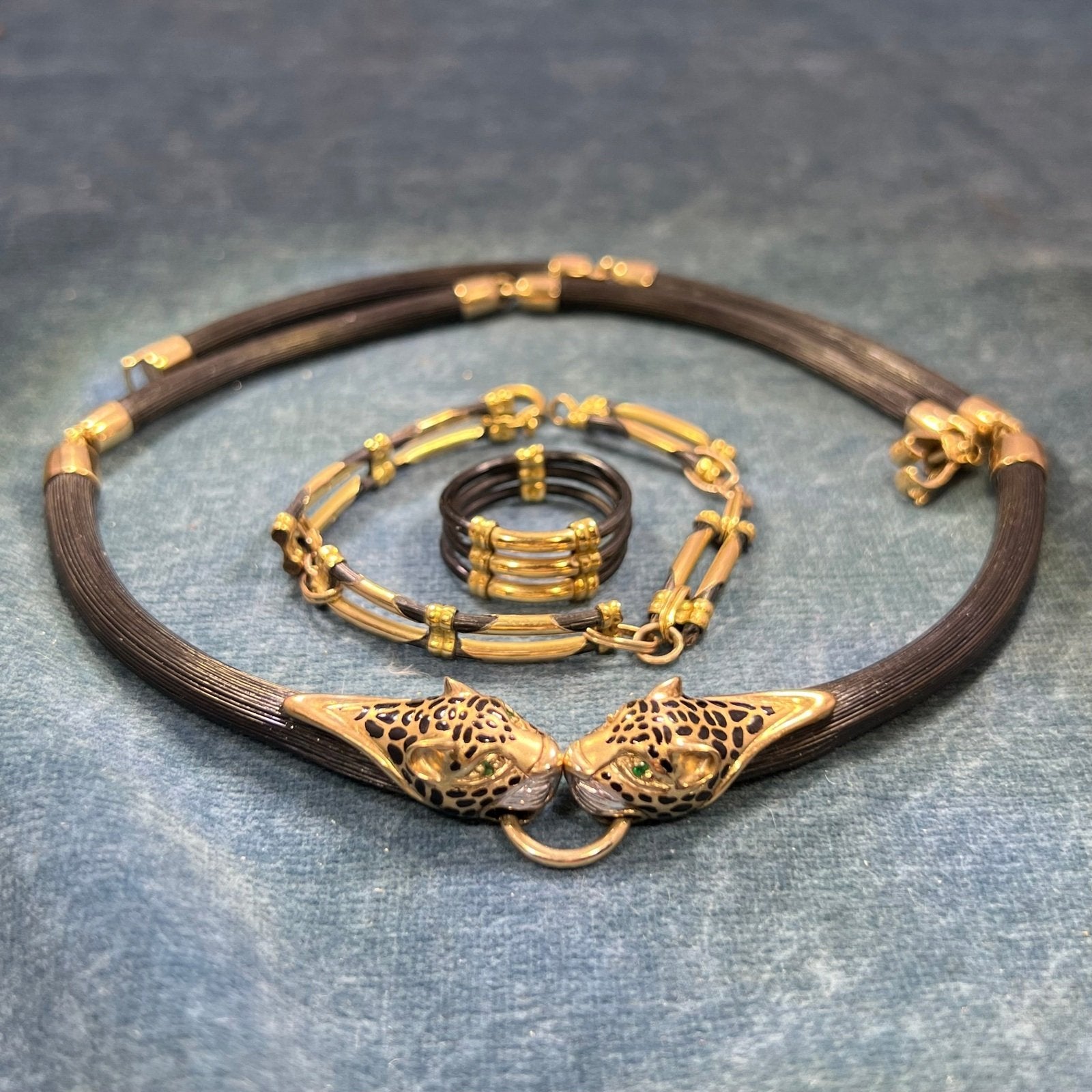 9k Yellow Gold Black Resin 2 Leopard Head Necklace. 19.5g