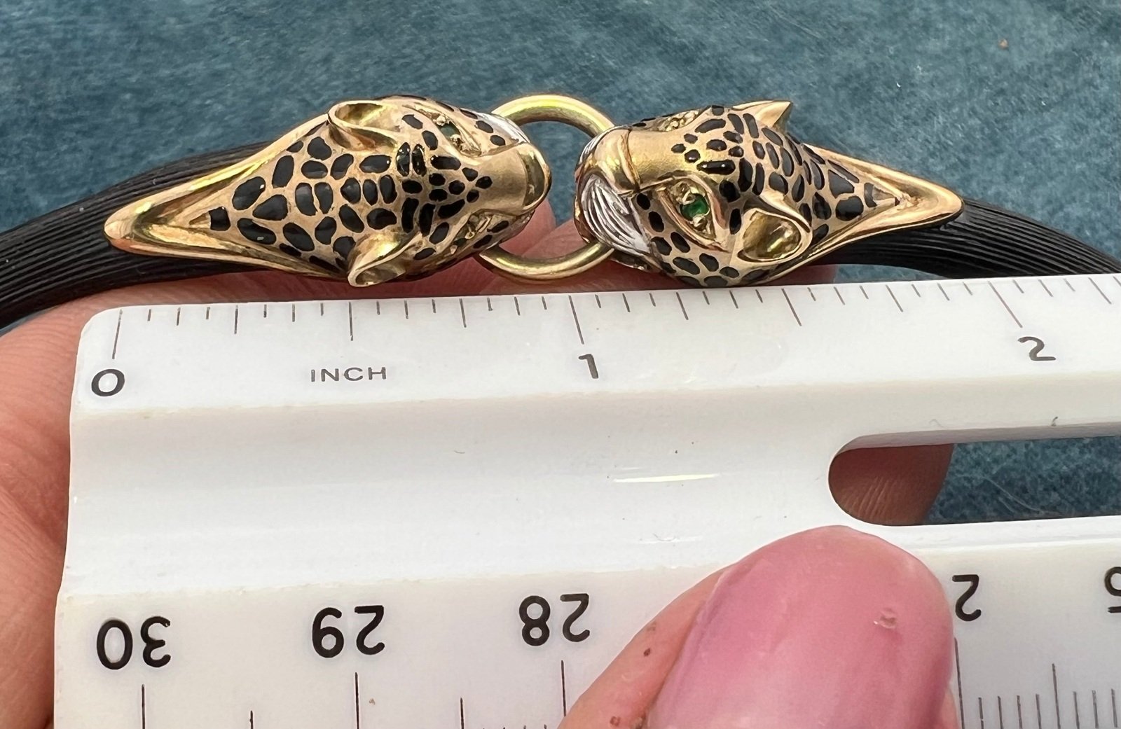 9k Yellow Gold Black Resin 2 Leopard Head Necklace. 19.5g