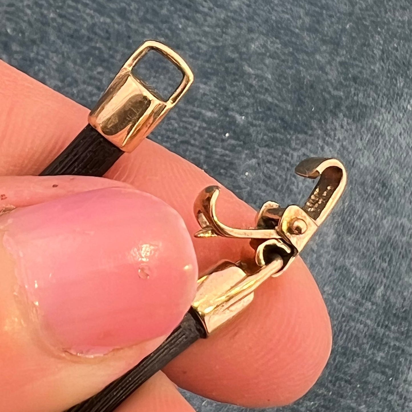 9k Yellow Gold Black Resin 2 Leopard Head Necklace. 19.5g