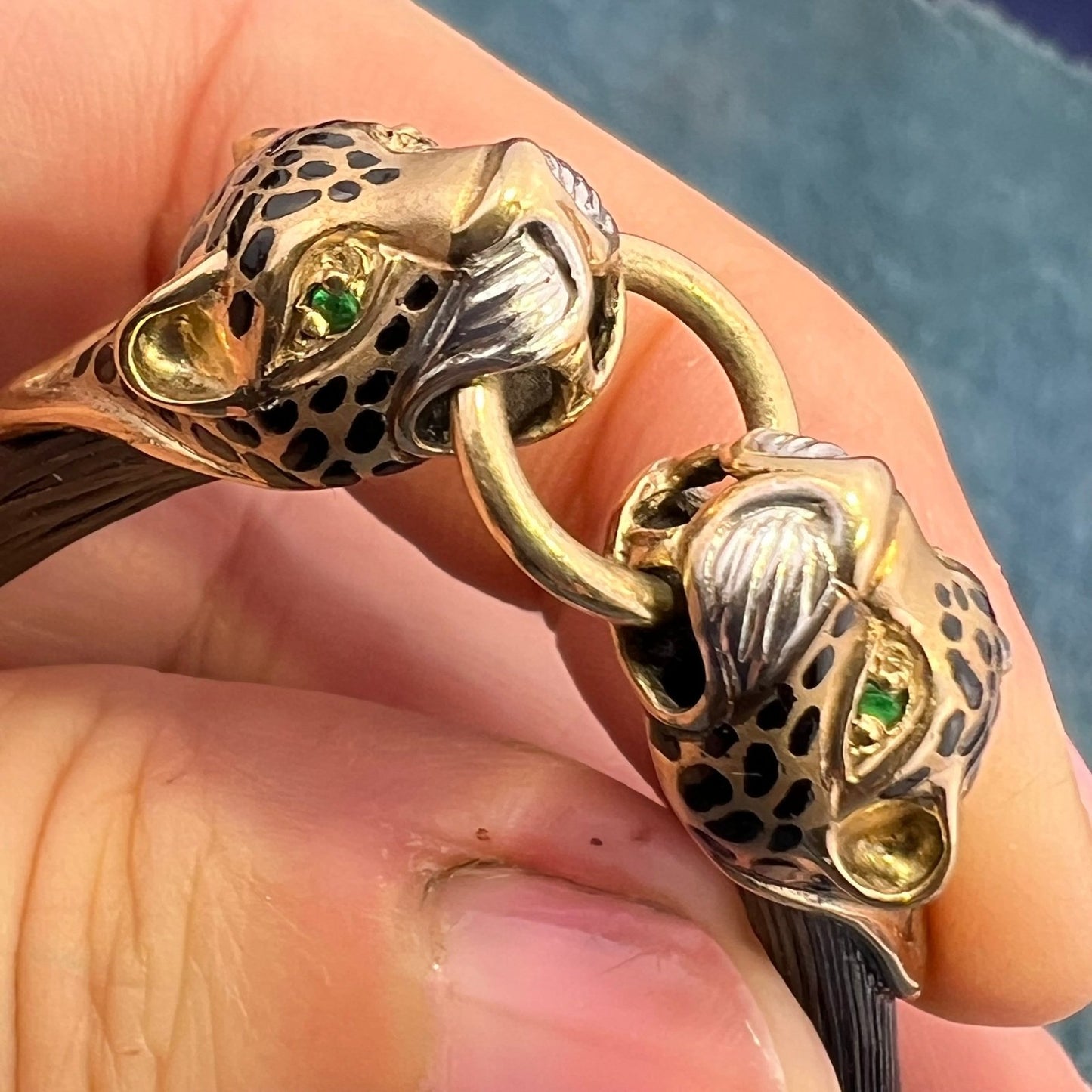 9k Yellow Gold Black Resin 2 Leopard Head Necklace. 19.5g