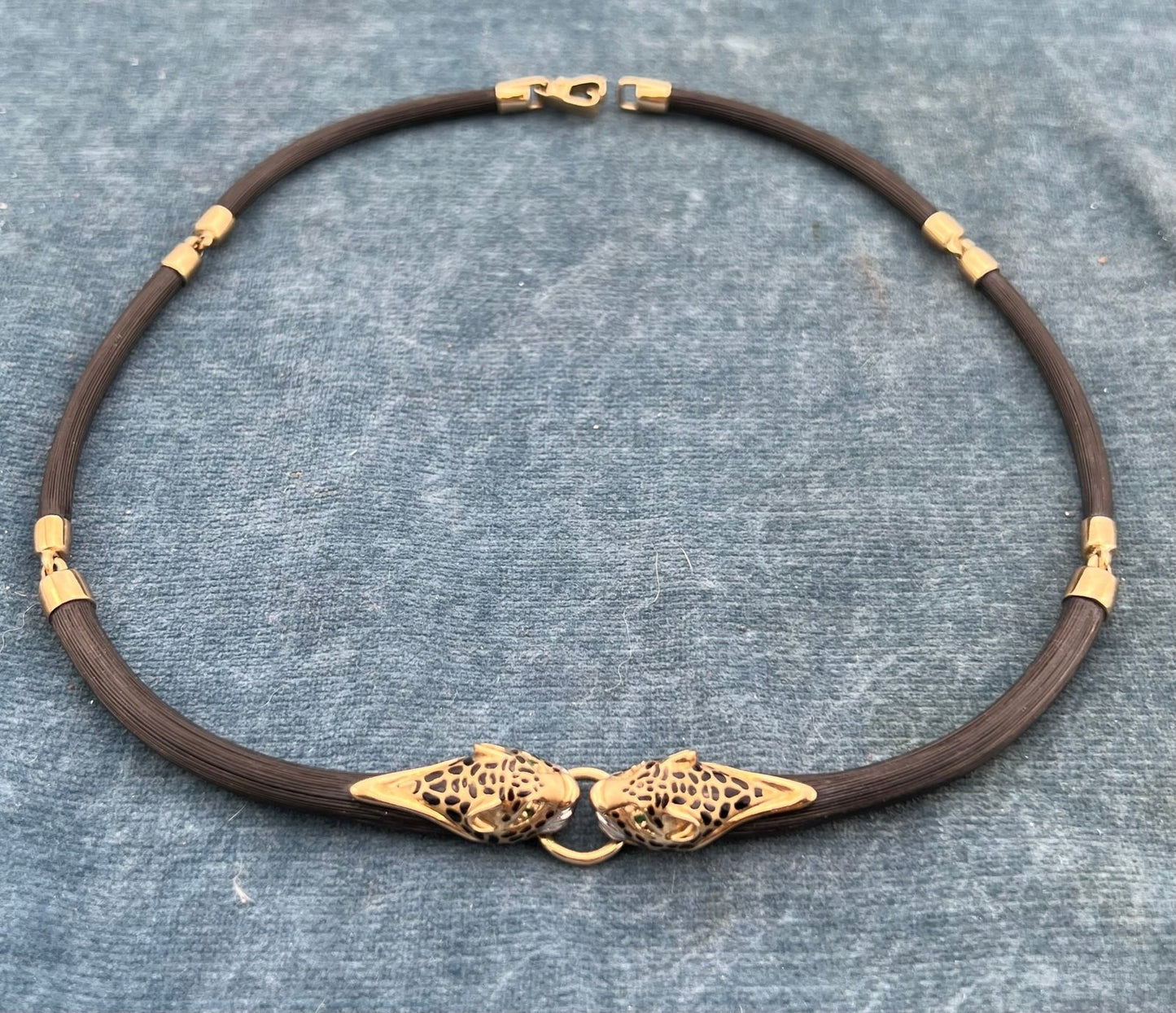 9k Yellow Gold Black Resin 2 Leopard Head Necklace. 19.5g