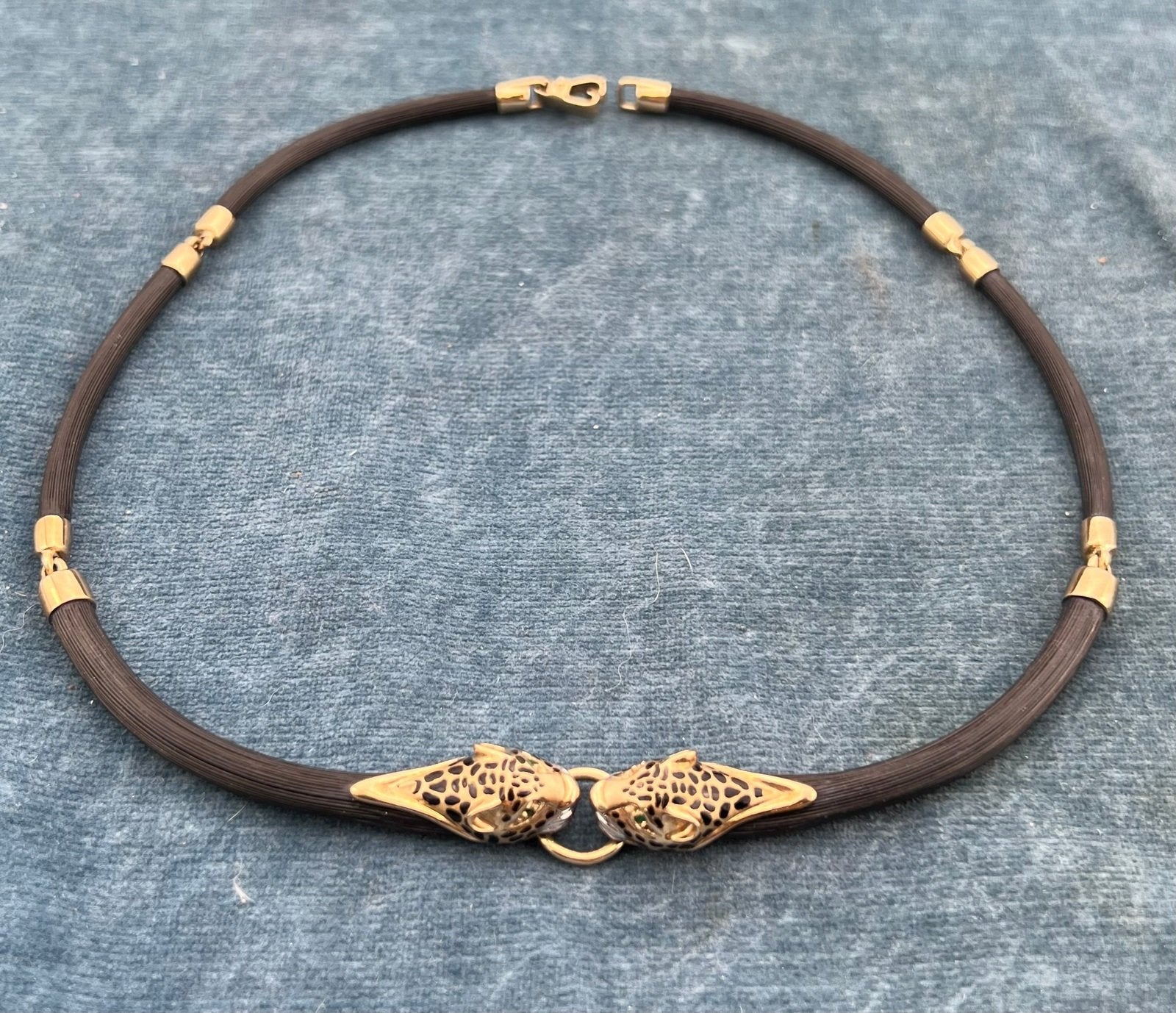 9k Yellow Gold Black Resin 2 Leopard Head Necklace. 19.5g