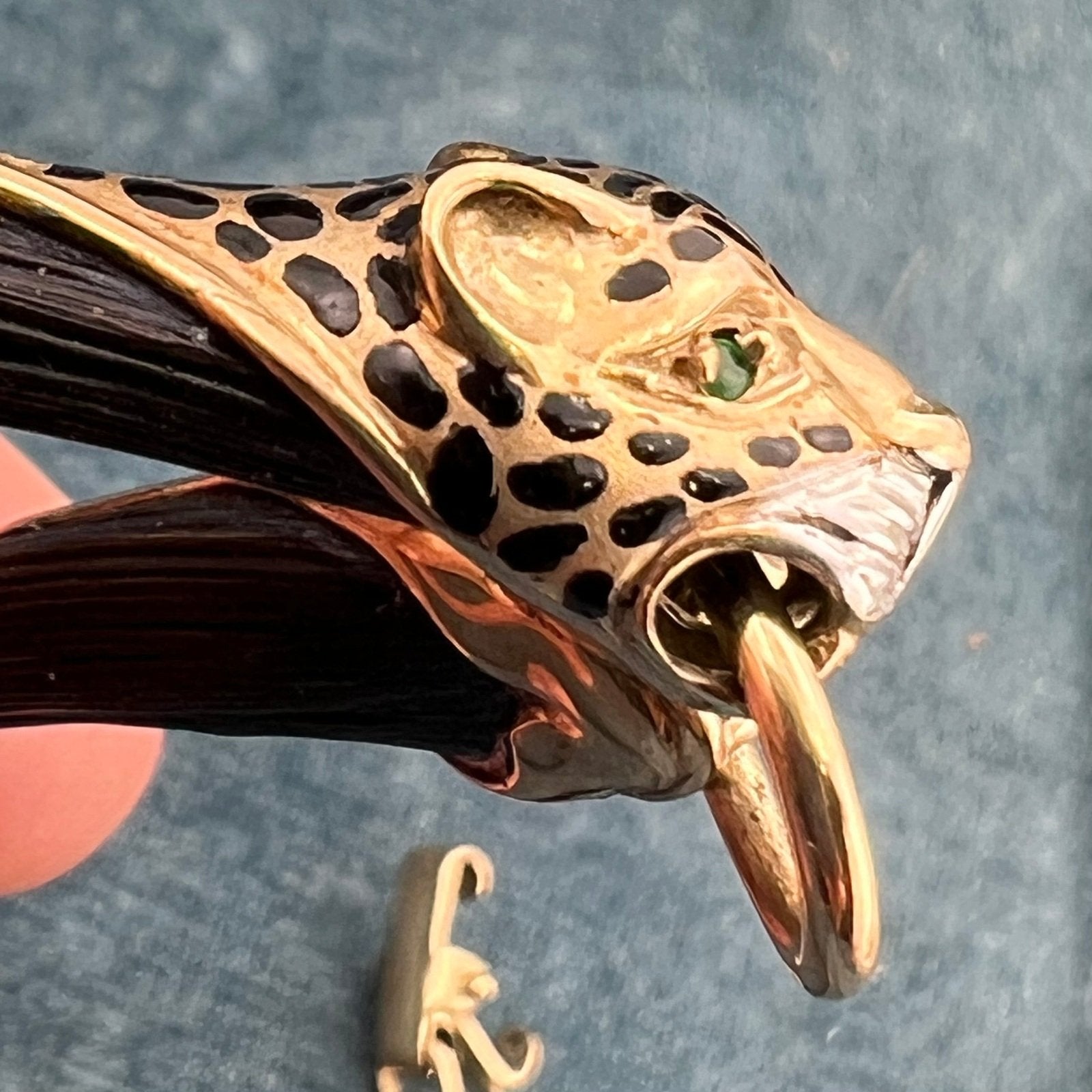 9k Yellow Gold Black Resin 2 Leopard Head Necklace. 19.5g