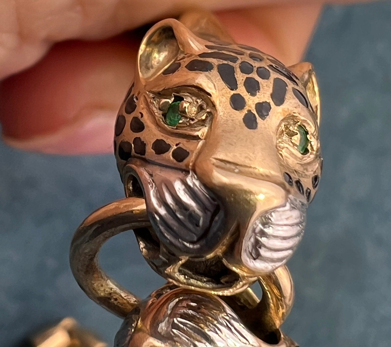 9k Yellow Gold Black Resin 2 Leopard Head Necklace. 19.5g