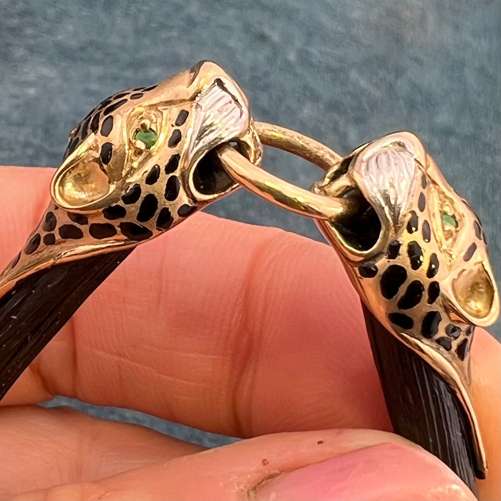 9k Yellow Gold Black Resin 2 Leopard Head Necklace. 19.5g