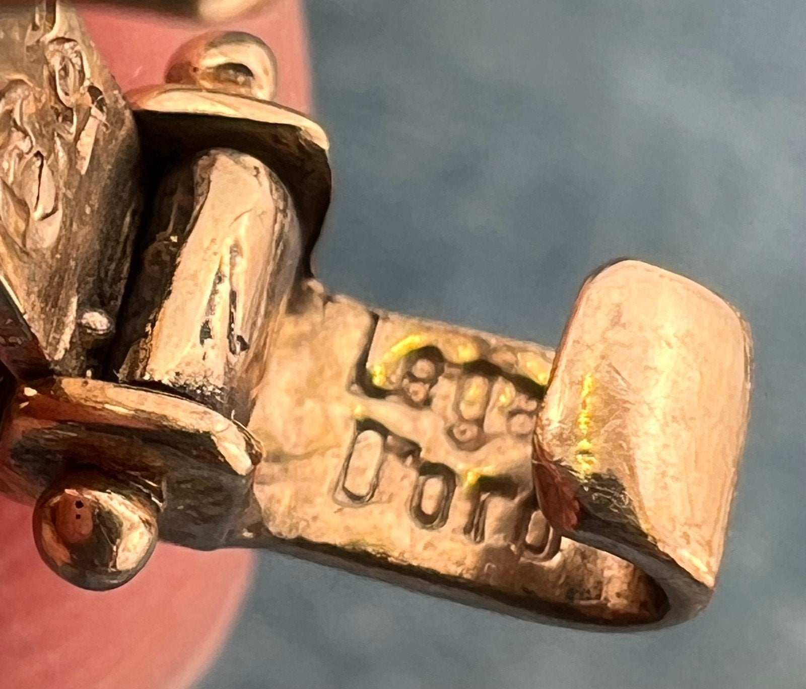 9k Yellow Gold Black Resin 2 Leopard Head Necklace. 19.5g
