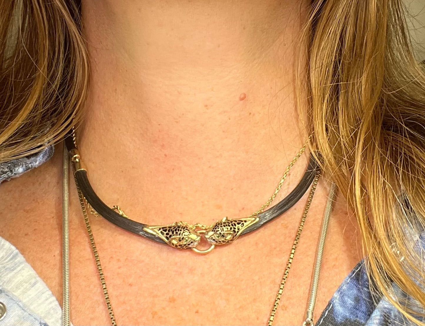 9k Yellow Gold Black Resin 2 Leopard Head Necklace. 19.5g