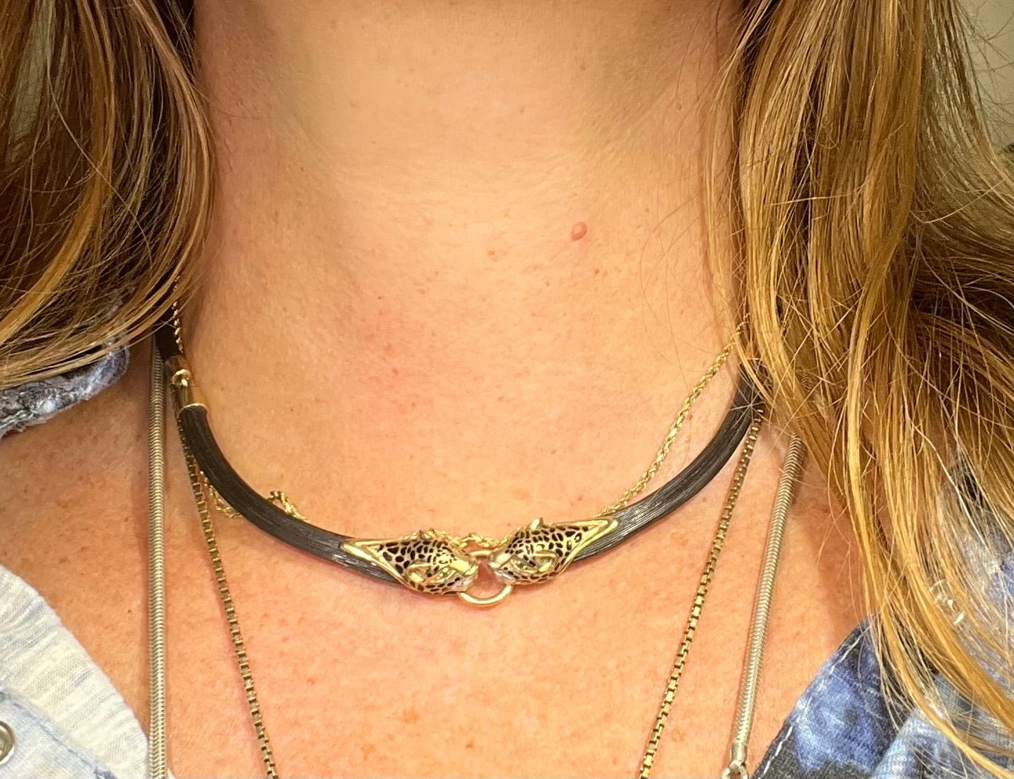 9k Yellow Gold Black Resin 2 Leopard Head Necklace. 19.5g