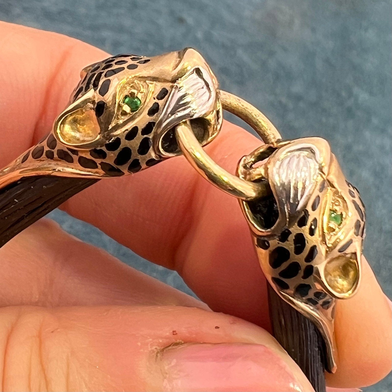 9k Yellow Gold Black Resin 2 Leopard Head Necklace. 19.5g