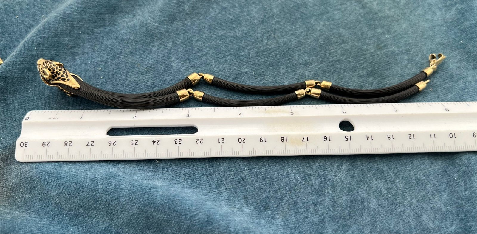 9k Yellow Gold Black Resin 2 Leopard Head Necklace. 19.5g