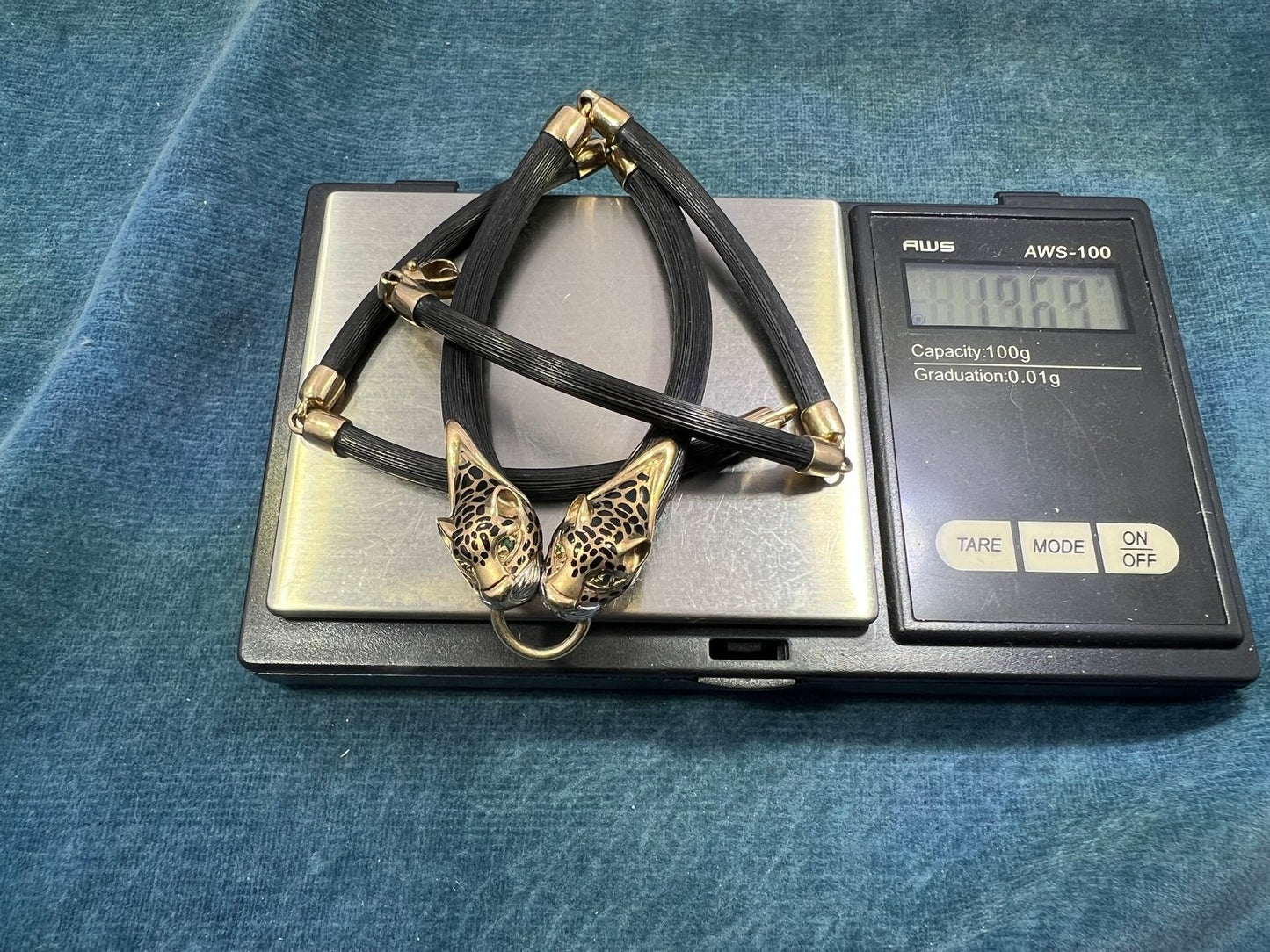 9k Yellow Gold Black Resin 2 Leopard Head Necklace. 19.5g