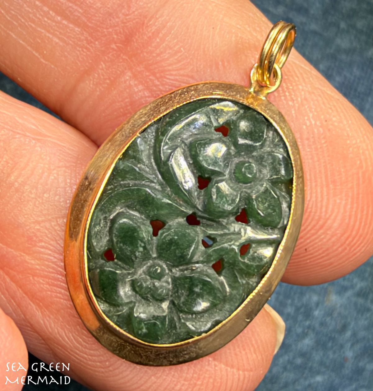 10k Yellow Gold Carved Jade Pendant with 2 Carved Flowers