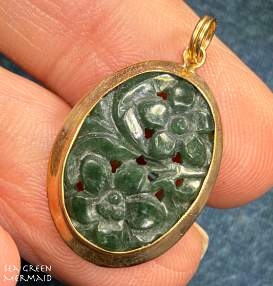 10k Yellow Gold Carved Jade Pendant with 2 Carved Flowers