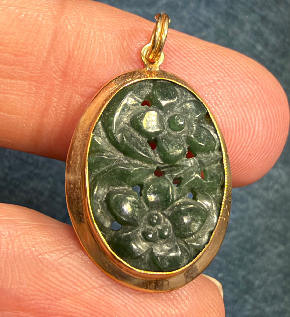 10k Yellow Gold Carved Jade Pendant with 2 Carved Flowers
