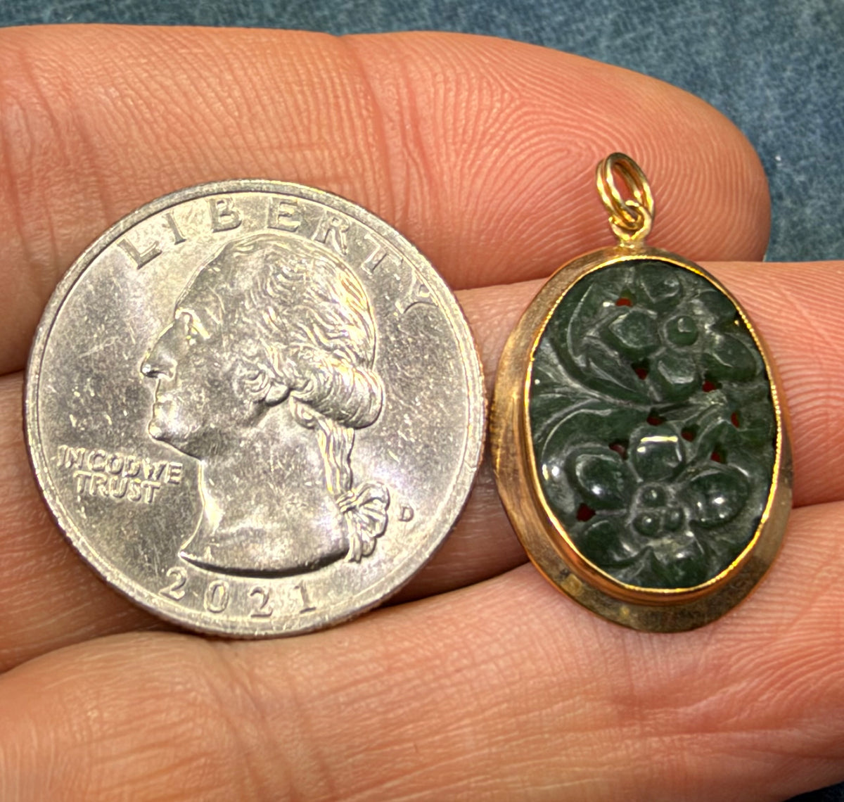 10k Yellow Gold Carved Jade Pendant with 2 Carved Flowers