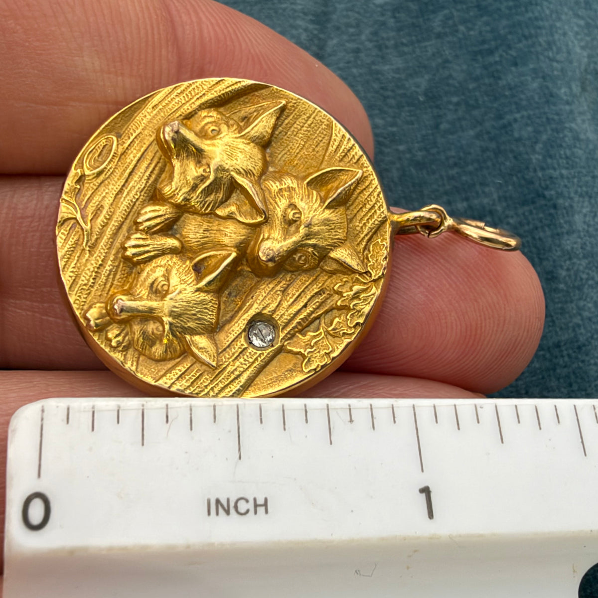 14k Yellow Gold Repousse 3 Fox Kits Pendant. Art Nouveau. 1.4" + 4.4g